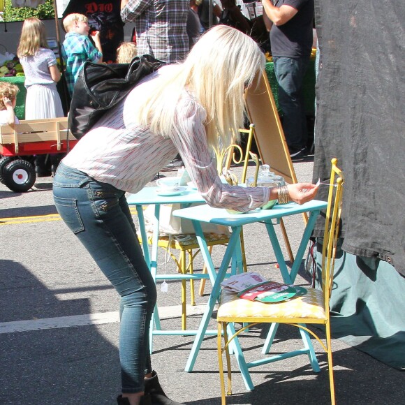 Tori Spelling, son mari Dean McDermott et leurs enfants Liam, Stella, Hattie et Finn font du shopping au Farmers Market à Studio City, le 23 août 2015.