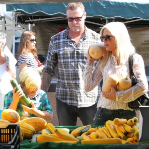 Tori Spelling, son mari Dean McDermott et leurs enfants Liam, Stella, Hattie et Finn font du shopping au Farmers Market à Studio City, le 23 août 2015.