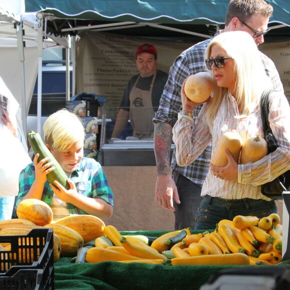 Tori Spelling, son mari Dean McDermott et leurs enfants Liam, Stella, Hattie et Finn font du shopping au Farmers Market à Studio City, le 23 août 2015.