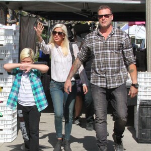 Tori Spelling, son mari Dean McDermott et leurs enfants Liam, Stella, Hattie et Finn font du shopping au Farmers Market à Studio City, le 23 août 2015.