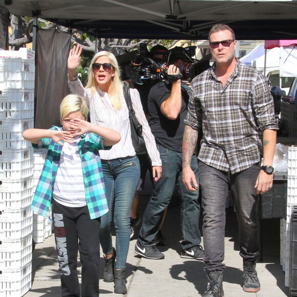 Tori Spelling, son mari Dean McDermott et leurs enfants Liam, Stella, Hattie et Finn font du shopping au Farmers Market à Studio City, le 23 août 2015.