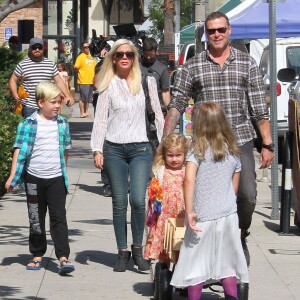 Tori Spelling, son mari Dean McDermott et leurs enfants Liam, Stella, Hattie et Finn font du shopping au Farmers Market à Studio City, le 23 août 2015.