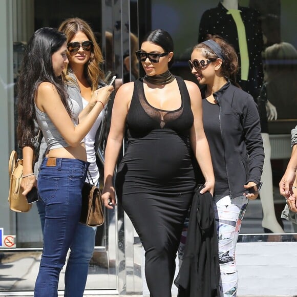 Kim Kardashian, enceinte, fait quelques selfies avec ses fans à la sortie du restaurant La Scala où elle a déjeuné avec une amie, à Beverly Hills, le 24 août 2015.