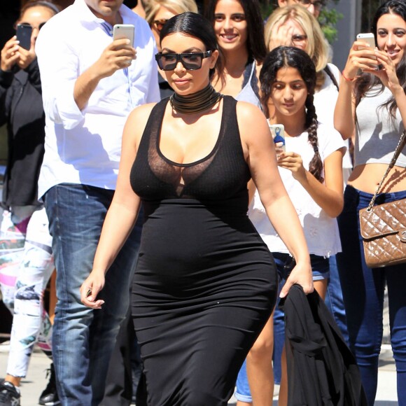 Kim Kardashian, enceinte, fait quelques selfies avec ses fans à la sortie du restaurant La Scala où elle a déjeuné avec une amie, à Beverly Hills, le 24 août 2015.