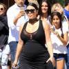 Kim Kardashian, enceinte, fait des selfies avec ses fans à la sortie du restaurant La Scala où elle a déjeuné avec une amie, à Beverly Hills, le 24 août 2015.