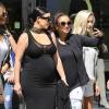 La star de télé Kim Kardashian, enceinte, fait quelques selfies avec ses fans à la sortie du restaurant La Scala où elle a déjeuné avec une amie, à Beverly Hills, le 24 août 2015.