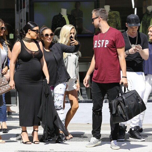 Kim Kardashian, enceinte, fait quelques selfies avec ses fans à la sortie du restaurant La Scala où elle a déjeuné avec une amie, à Beverly Hills, le 24 août 2015.