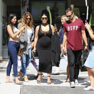 Kim Kardashian, enceinte, fait quelques selfies avec ses fans à la sortie du restaurant La Scala où elle a déjeuné avec une amie, à Beverly Hills, le 24 août 2015.