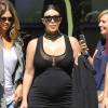 Kim Kardashian, enceinte, fait quelques selfies avec ses fans à la sortie du restaurant La Scala où elle a déjeuné avec une amie, à Beverly Hills, le 24 août 2015.