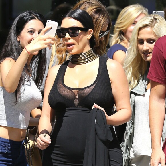 Kim Kardashian, enceinte, fait quelques selfies avec ses fans à la sortie du restaurant La Scala où elle a déjeuné avec une amie, à Beverly Hills, le 24 août 2015.