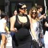 Kim Kardashian, enceinte, fait quelques selfies avec ses fans à la sortie du restaurant La Scala où elle a déjeuné avec une amie, à Beverly Hills, le 24 août 2015.