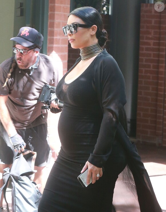 Kim Kardashian, enceinte, se rend dans une clinique avec une amie à Beverly Hills, le 24 août 2015.