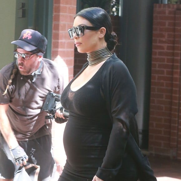 Kim Kardashian, enceinte, se rend dans une clinique avec une amie à Beverly Hills, le 24 août 2015.