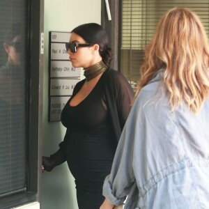 Kim Kardashian, enceinte, se rend dans une clinique avec une amie à Beverly Hills, le 24 août 2015.