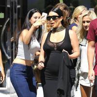 Kim Kardashian : Attroupement et pauses selfies pour la star enceinte