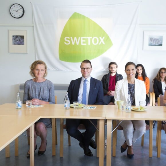 La princesse Victoria et le prince Daniel de Suède visitent l'institut de recherche Swetox à Södertälje en Suède, le 21 août 2015.