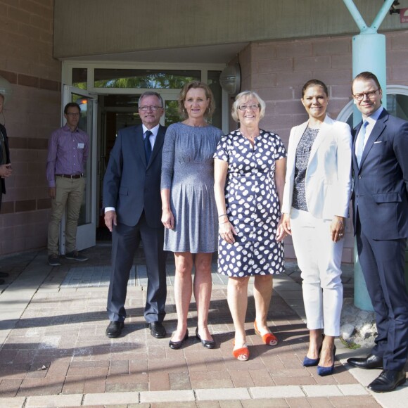 La princesse Victoria et le prince Daniel de Suède visitent l'institut de recherche Swetox à Södertälje en Suède, le 21 août 2015.