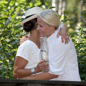 La princesse Mette-Marit a recueilli de l'eau de la cascade Älgafallet/Elgåfossen pour la remettre, comme témoin, à Victoria de Suède. La princesse Victoria de Suède et la princesse Mette-Marit de Norvège ont pris part au Pèlerinage du Climat entre Halden (Norvège) et Stromstad (Suède) le 22 août 2015, manifestation en lien avec la Conférence de l'ONU sur les changements climatiques à Paris en fin d'année.