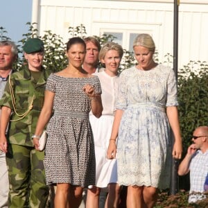 La princesse Victoria de Suède et la princesse Mette-Marit de Norvège ont assisté à une messe en l'église de Stromstad le 22 août 2015, après avoir marché ensemble pendant une heure entre Halden (Norvège) et Stromstad (Suède) dans le cadre du Pèlerinage du Climat.