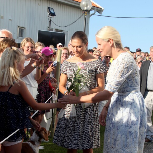 La princesse Victoria de Suède et la princesse Mette-Marit de Norvège ont assisté à une messe en l'église de Stromstad le 22 août 2015, après avoir marché ensemble pendant une heure entre Halden (Norvège) et Stromstad (Suède) dans le cadre du Pèlerinage du Climat.