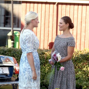 La princesse Victoria de Suède et la princesse Mette-Marit de Norvège ont assisté à une messe en l'église de Stromstad le 22 août 2015, après avoir marché ensemble pendant une heure entre Halden (Norvège) et Stromstad (Suède) dans le cadre du Pèlerinage du Climat.