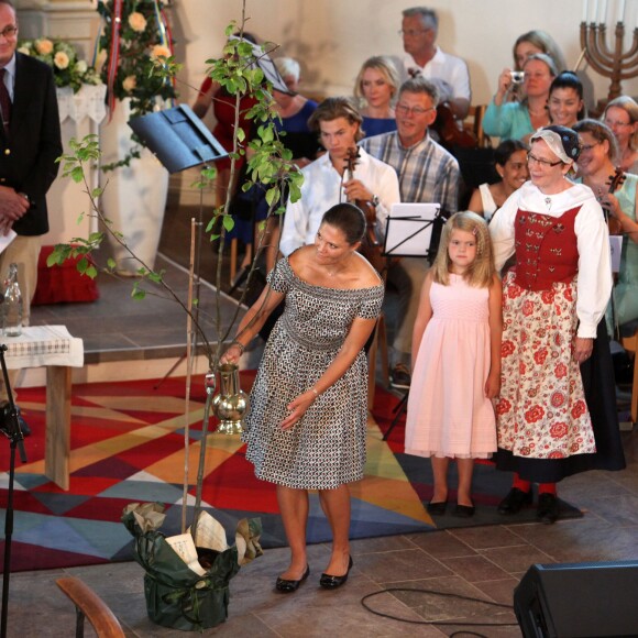 La princesse Victoria de Suède et la princesse Mette-Marit de Norvège ont assisté à une messe en l'église de Stromstad le 22 août 2015, après avoir marché ensemble pendant une heure entre Halden (Norvège) et Stromstad (Suède) dans le cadre du Pèlerinage du Climat.