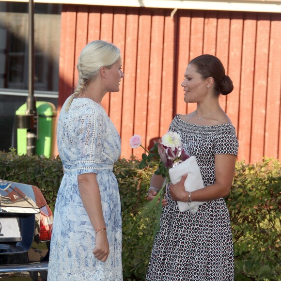 La princesse Victoria de Suède et la princesse Mette-Marit de Norvège ont assisté à une messe en l'église de Stromstad le 22 août 2015, après avoir marché ensemble pendant une heure entre Halden (Norvège) et Stromstad (Suède) dans le cadre du Pèlerinage du Climat.