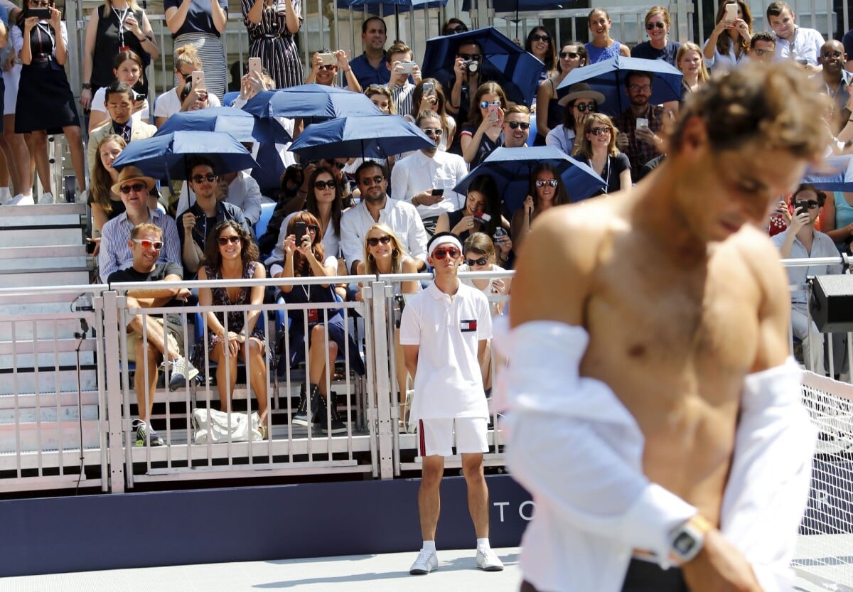 Photo : Rafael Nadal enlève sa chemise sous le regard de sa compagne en  tribune Maria Perello - Lancement de la ligne de vêtements 