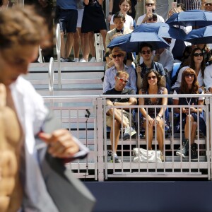 Rafael Nadal enlève sa chemise sous le regard de sa compagne en tribune Maria Perello - Lancement de la ligne de vêtements "Tommy x Nadal" à New York le 25 août 2015 pendant le tournoi des célébrités de Bryant Park. Rafael Nadal et Tommy Hilfiger lancent une ligne de sous-vêtements, de vêtements sur-mesure et un parfum "TH Bold".  