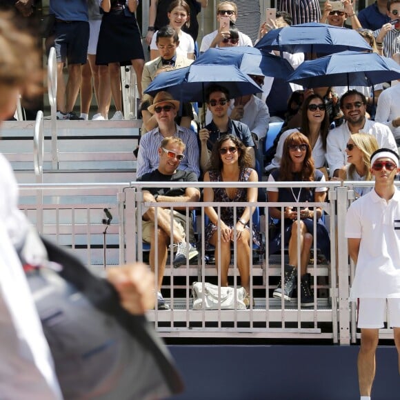 Rafael Nadal enlève sa chemise sous le regard de sa compagne en tribune Maria Perello - Lancement de la ligne de vêtements "Tommy x Nadal" à New York le 25 août 2015 pendant le tournoi des célébrités de Bryant Park. Rafael Nadal et Tommy Hilfiger lancent une ligne de sous-vêtements, de vêtements sur-mesure et un parfum "TH Bold".  