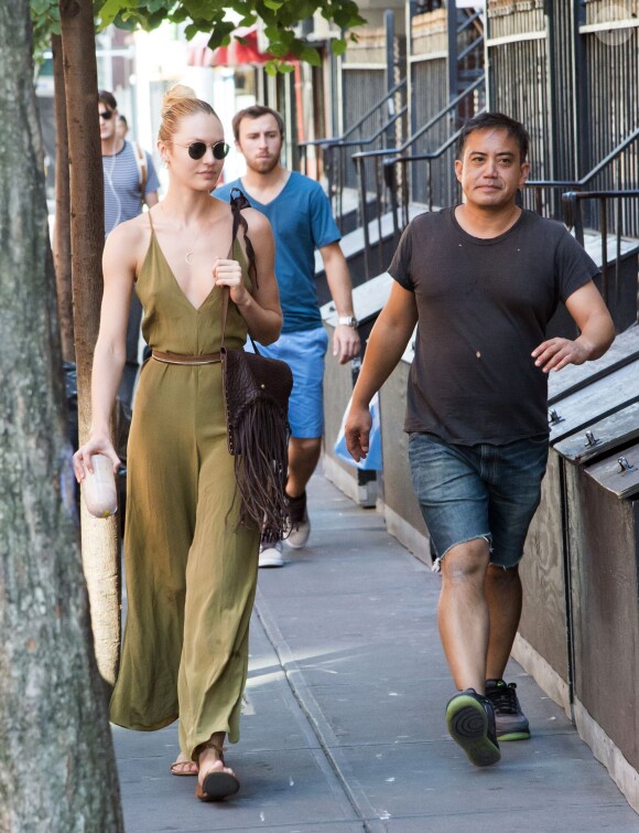 Candice Swanepoel, mannequin "off duty" dans le quartier de West Village. New York, le 7 août 2015.