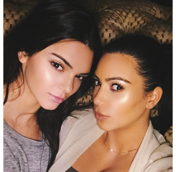 Kendall Jenner et Kim Kardashian sont déjà adeptes du strobing