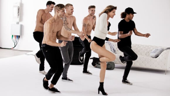 Gisele Bündchen, danseuse sexy en body et bottines Stuart Weitzman (modèle Koko) dans la bande-annonce de la nouvelle campagne de la marque américaine.