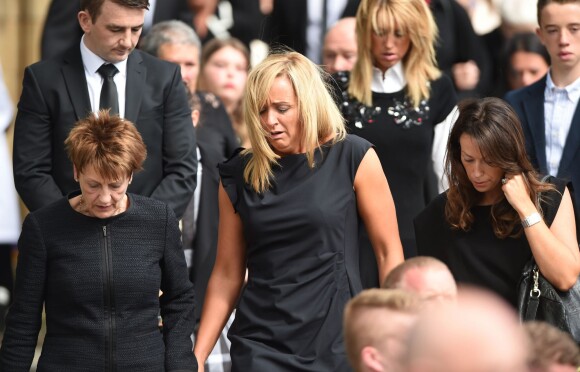Jill Neville, Tracey Neville et Emma Hadfield à Bury aux obsèques de Neville Neville le 27 août 2015. 