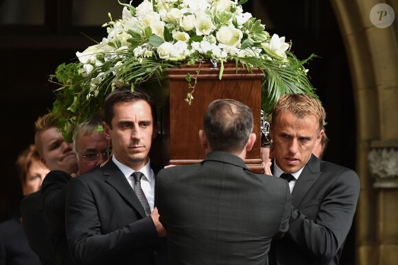Gary et Phil Neville à Bury aux obsèques de leur père Neville Neville le 27 août 2015. 