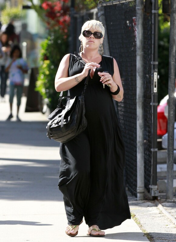 La chanteuse Pink se baladant dans la rue, le 25 mai 2011 à Los Angeles, alors qu'elle était enceinte de la petite Willow. Elle portait alors une tenue similaire qu'en ce mois d'août 2015.