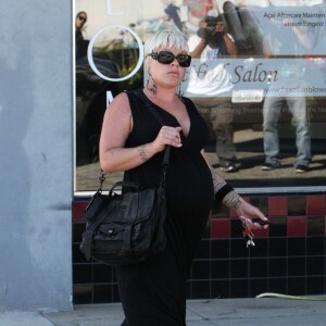 Pink se baladant dans la rue, le 25 mai 2011 à Los Angeles, alors qu'elle était enceinte de la petite Willow. Elle portait alors une tenue similaire qu'en ce mois d'août 2015.