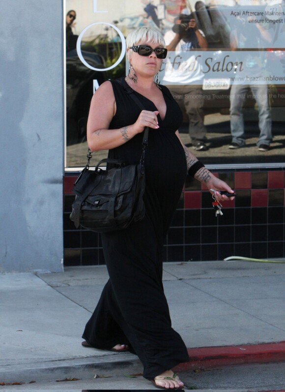 Pink se baladant dans la rue, le 25 mai 2011 à Los Angeles, alors qu'elle était enceinte de la petite Willow. Elle portait alors une tenue similaire qu'en ce mois d'août 2015.