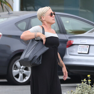 Exclusif - La chanteuse Pink et son mari Carey Hart sont allés déjeuner dans un restaurant à Venice, le 21 août 2015.