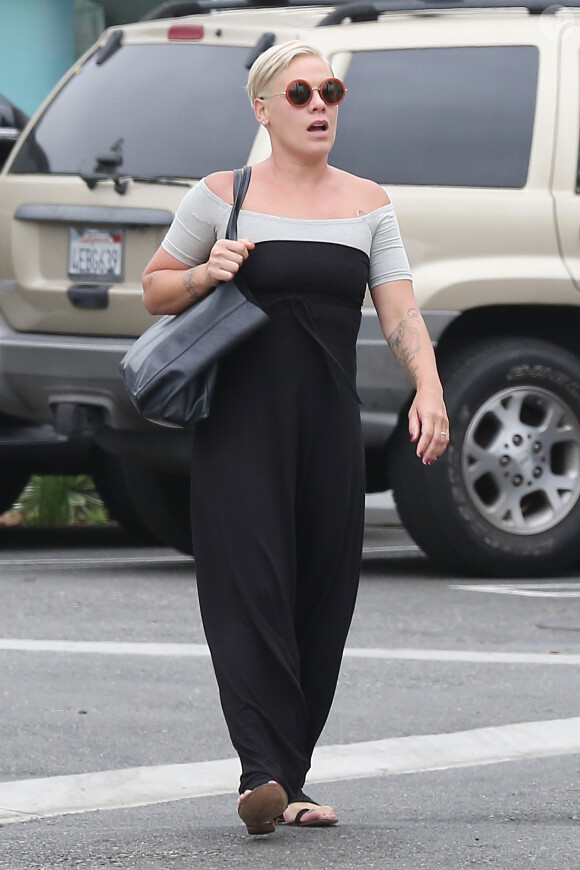 Exclusif - Pink et son mari Carey Hart sont allés déjeuner dans un restaurant à Venice, le 21 août 2015.