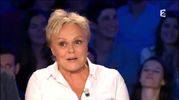 Muriel Robin, invitée dans On n'est pas couché sur France 2, raconte avoir déjà été braquée dans les années 80, le samedi 29 août 2015.