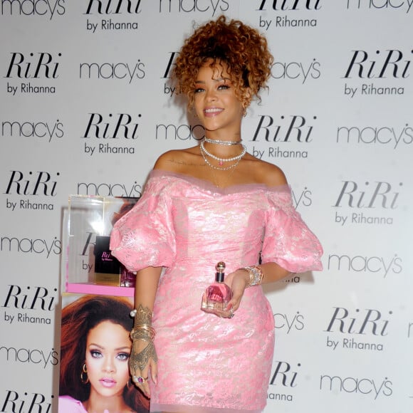 Rihanna marque le lancement de son nouveau parfum, RiRi, au centre commercial Macy's à Brooklyn. New York, le 31 août 2015.