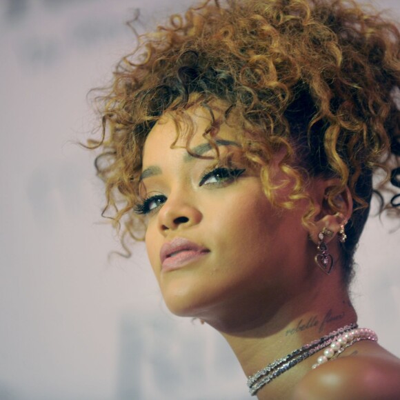 Rihanna marque le lancement de son nouveau parfum, RiRi, au centre commercial Macy's à Brooklyn. New York, le 31 août 2015.