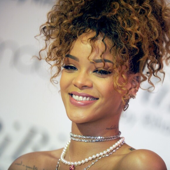 Rihanna, radieuse lors du lancement de son nouveau parfum, RiRi, au centre commercial Macy's à Brooklyn. New York, le 31 août 2015.