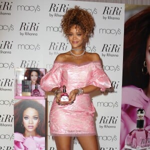 Rihanna marque le lancement de son nouveau parfum, RiRi, au centre commercial Macy's à Brooklyn. New York, le 31 août 2015.