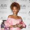 Rihanna marque le lancement de son nouveau parfum, RiRi, au centre commercial Macy's à Brooklyn. New York, le 31 août 2015.