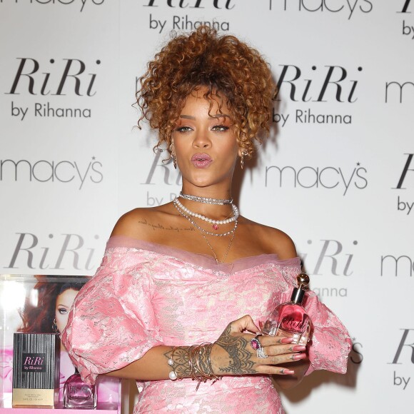 Rihanna marque le lancement de son nouveau parfum, RiRi, au centre commercial Macy's à Brooklyn. New York, le 31 août 2015.