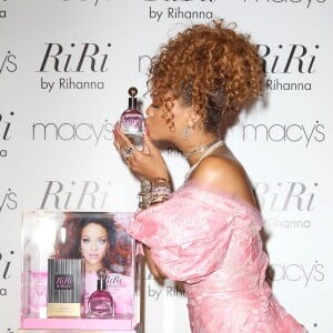 Rihanna marque le lancement de son nouveau parfum, RiRi, au centre commercial Macy's à Brooklyn. New York, le 31 août 2015.