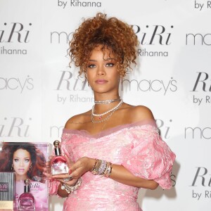 Rihanna marque le lancement de son nouveau parfum, RiRi, au centre commercial Macy's à Brooklyn. New York, le 31 août 2015.