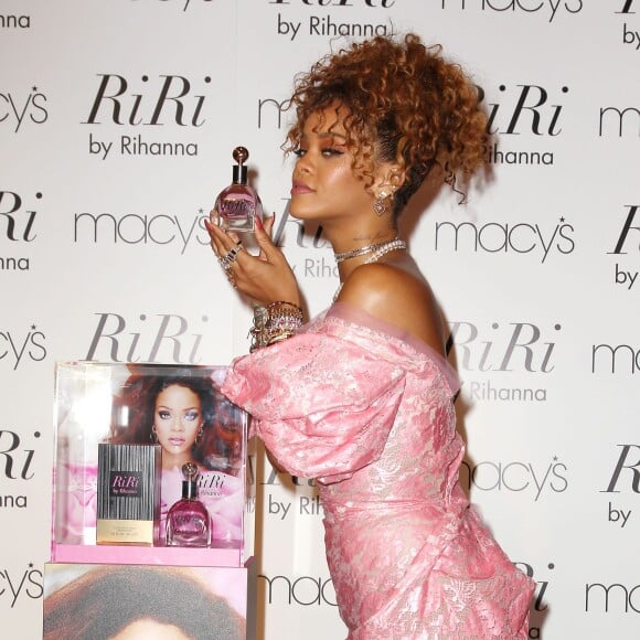 Rihanna marque le lancement de son nouveau parfum, RiRi, au centre commercial Macy's à Brooklyn. New York, le 31 août 2015.